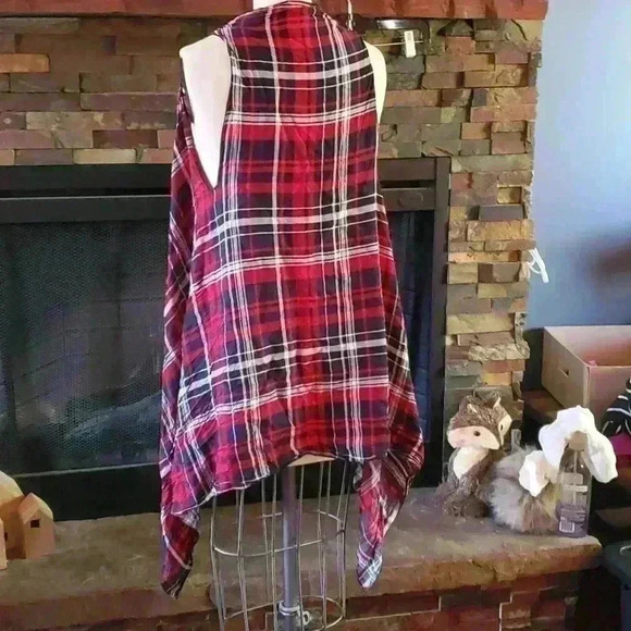 Plaid asymmetrical vest. - Picture 2 of 2